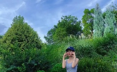 被吊起来张开腿供人玩弄